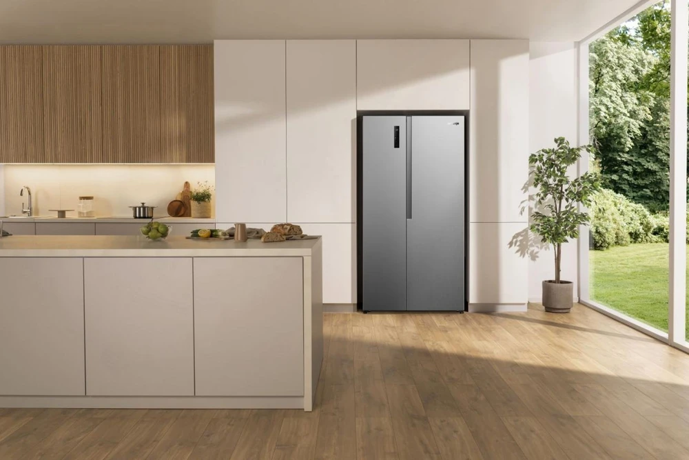Gorenje Side by side kyl /frysskåp med MultiFlow Cooling för jämn luftcirkulation i hela skåpet. NoFrost Plus eliminerar manuell avfrostning, medan SuperCool och FastFreeze hjälper till att upprätthålla optimala förhållanden för nyinlagda dagligvaror.