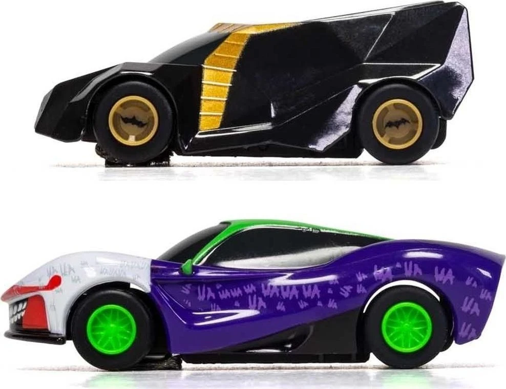Scalextric Micro Betmeno ir Džokerio lenktynių trasa 4+, maitinama baterijomis, 1:64 mastelis