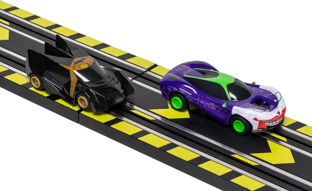 Scalextric Micro Betmeno ir Džokerio lenktynių trasa 4+, maitinama baterijomis, 1:64 mastelis