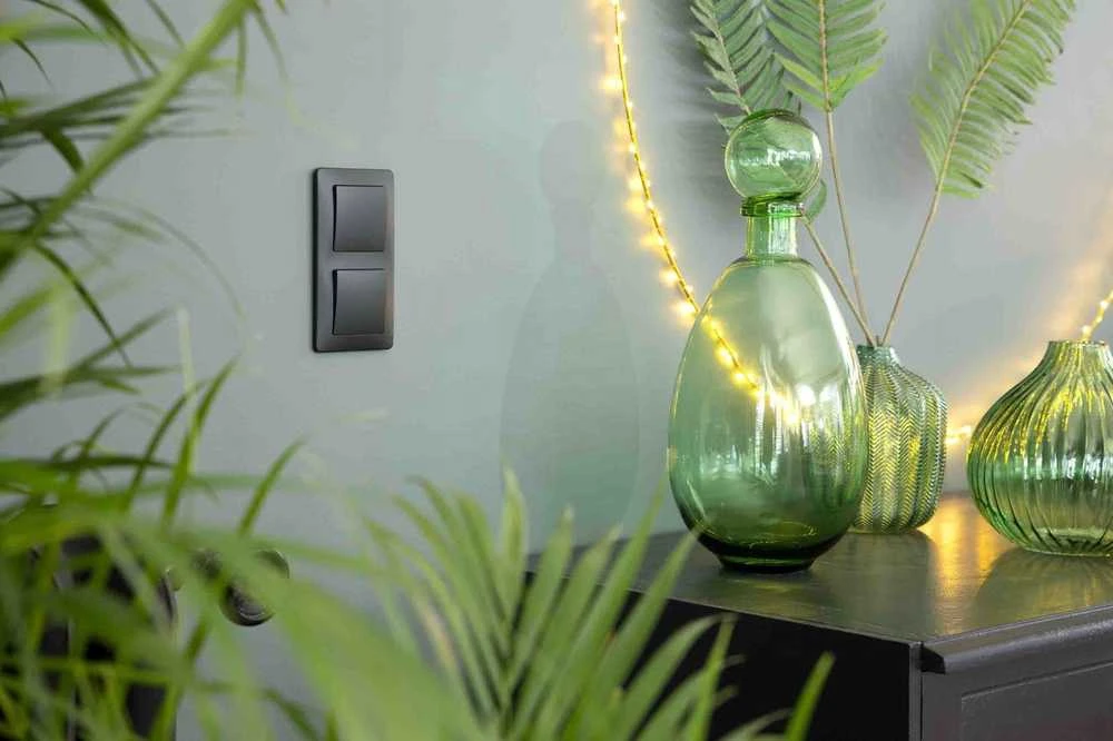 Schneider Electric SCHNEIDERE Vienvietis lizdas su įžeminimu Schneider Sedna Design SDD111072 su USB A+C 3A besriegiais gnybtais, baltas dizainas ir elementai