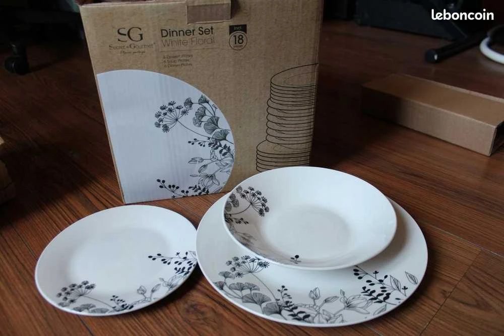 Secret De Gourmet PIECES Porcelianiniai stalo įrankiai 6 asmenims, BALTOS GĖLĖS, 18 dalių