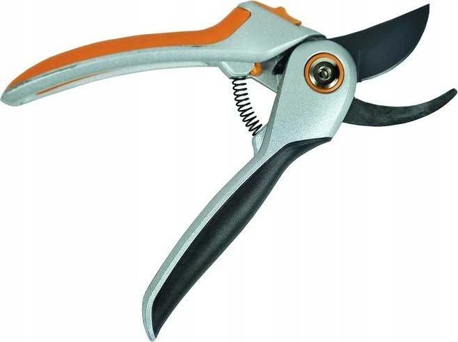Fiskars Plus™ metalinis sekatorius prasilenkiančiais ašmenimis (P531)