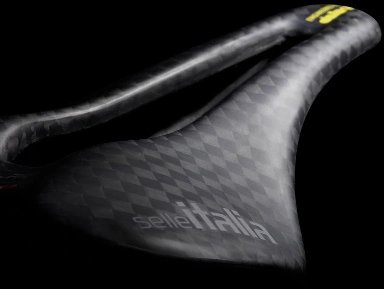Selle Italia Siodło SELLE ITALIA SLR Boost Tekno Superflow L3, anglies bėgis ⌀7x9 mm + 10 mm, pilna anglis, 96 g, Juoda (NAUJA)