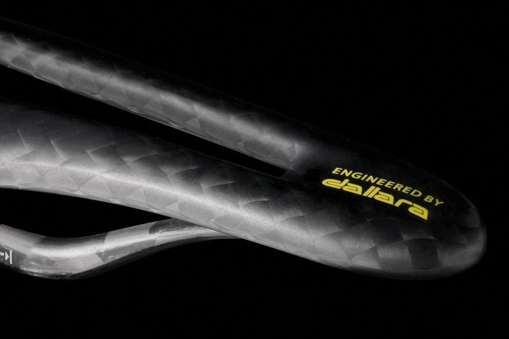 Selle Italia Siodło SELLE ITALIA SLR Boost Tekno Superflow L3, anglies bėgis ⌀7x9 mm + 10 mm, pilna anglis, 96 g, Juoda (NAUJA)