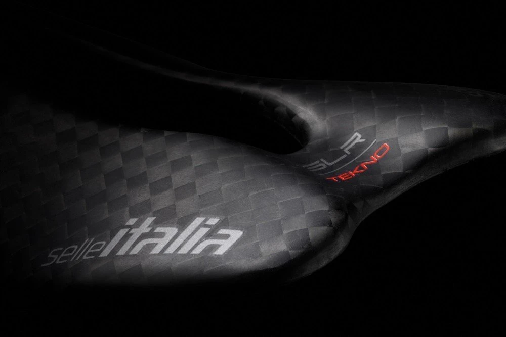 Selle Italia Siodło SELLE ITALIA SLR Boost Tekno Superflow L3, anglies bėgis ⌀7x9 mm + 10 mm, pilna anglis, 96 g, Juoda (NAUJA)