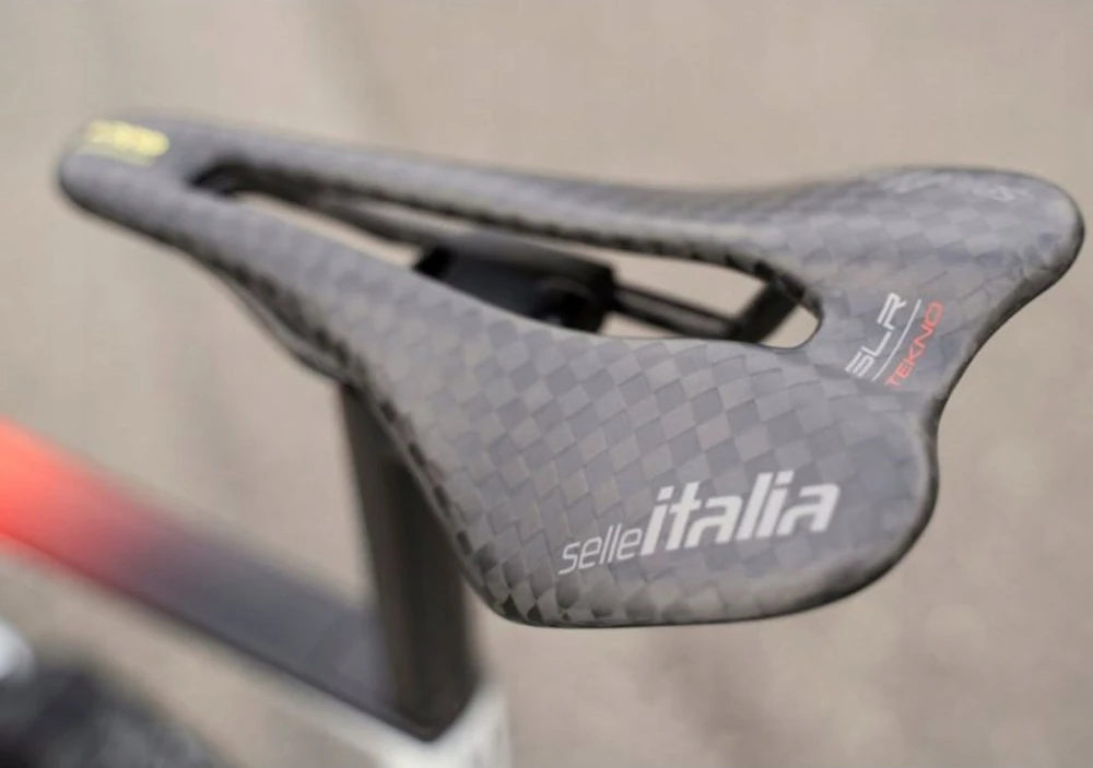 Selle Italia Siodło SELLE ITALIA SLR BOOST TEKNO SUPERFLOW S (id atitinka S3), anglies bėgis + 10 mm, anglis, 95 g (NAUJAS)