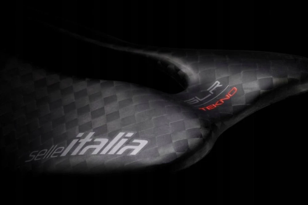 Selle Italia Siodło SELLE ITALIA SLR BOOST TEKNO SUPERFLOW S (id atitinka S3), anglies bėgis + 10 mm, anglis, 95 g (NAUJAS)