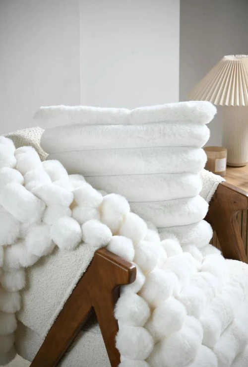 Balta FLEECE pagalvėlė su horizontaliomis juostelėmis