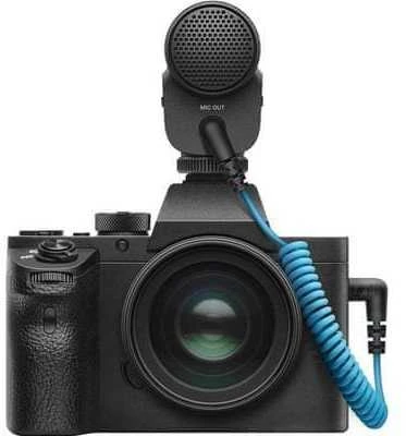 „Sennheiser MKE 400 Mobile Kit“ – kondensatorinis superkardioidinis mikrofonas su žemo dažnio filtru ir „Manfrotto“ trikoju