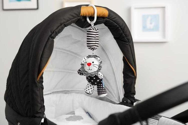 Sensillo pakabinamas žaislas kūdikiams Liūtas, juodas ir baltas