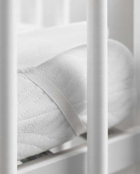 Neperšlampamas apsauginis paklotas čiužiniui su elastinėm juostom Sensillo 80×160, balta