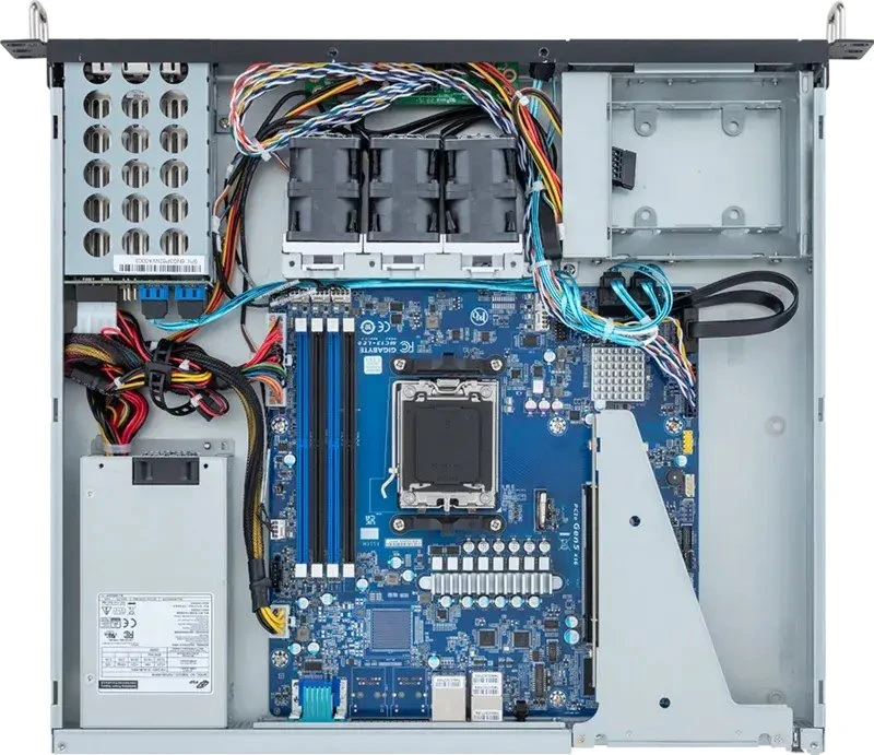 Giga Computing Serveris Gigabyte GIGABYTE R113-C10-AA02 AMD B650E AM5 lizdas Rack (1U) Juodas, plienas