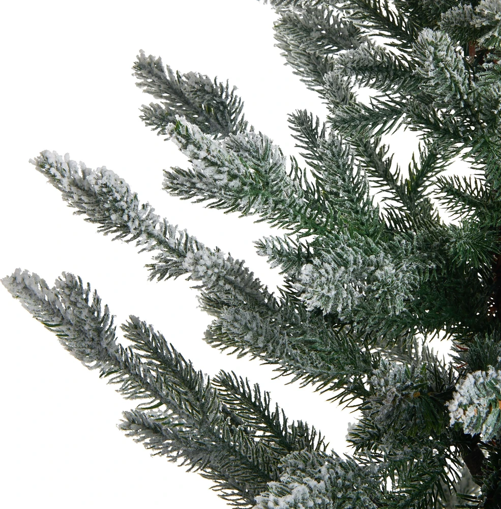Beliani Apsnigta dirbtinė kalėdinė eglutė RINGROSE 90 cm Žalia