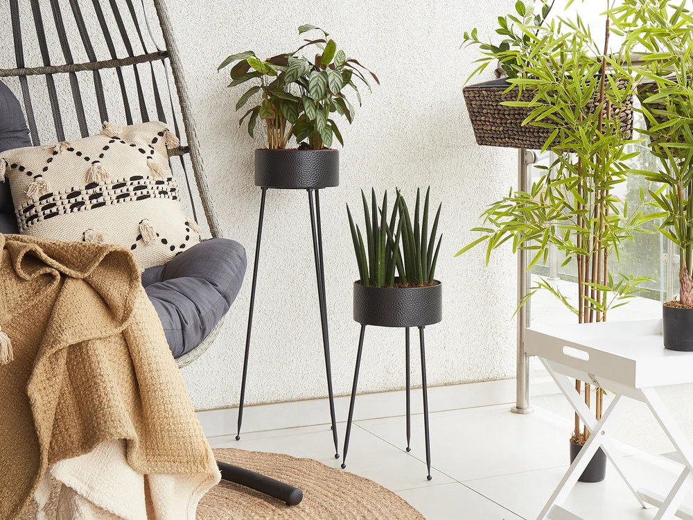 Beliani Gėlių stovas LEIKA 29 cm juodas metalinis