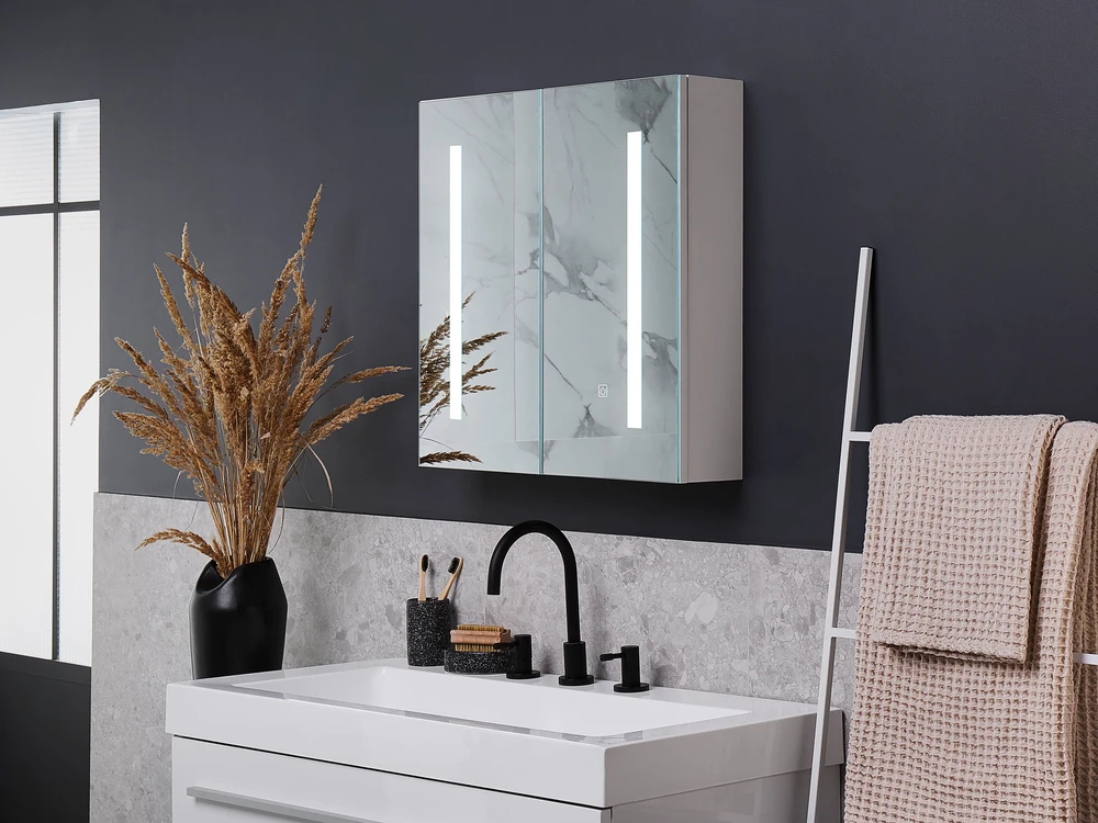 Beliani Pakabinama vonios kambario spintelė su LED veidrodžiu CHABUNCO 60 cm 60 cm balta