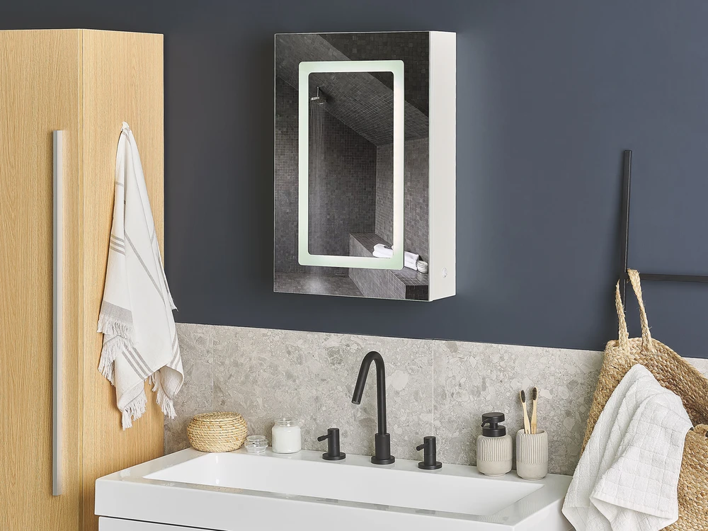Beliani Pakabinama vonios kambario spintelė su LED veidrodžiu CONDOR 40 cm 60 cm balta