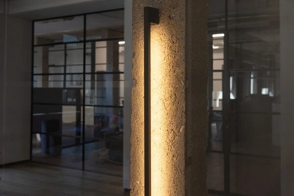 Sieninis šviestuvas Kanlux LED linijinis fasadinis šviestuvas YALTE S 06 8W NW-B 370lm 4000K neutrali spalva IP54 reguliuojamas kampas 330 laipsnių juodas 38890