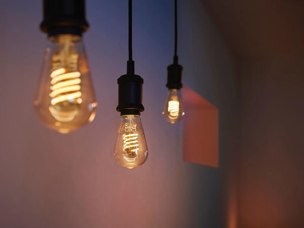 Philips Hue W 7.2W Filament ST64 E27 | E27 | 7 W | Minkštas baltas 2100K | Bluetooth ir Zigbee