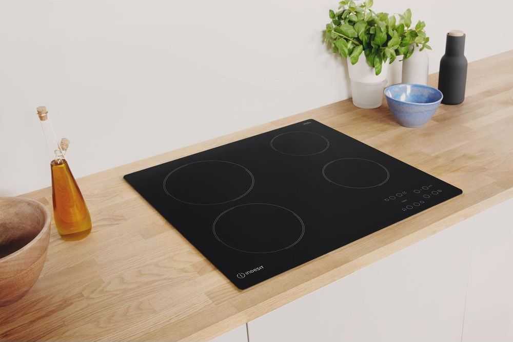 INDESIT | Kaitlentė | AAR 160 C | Vitrokeramika | Degiklių / virimo zonų skaičius 4 | Palieskite | Laikmatis | Juodas