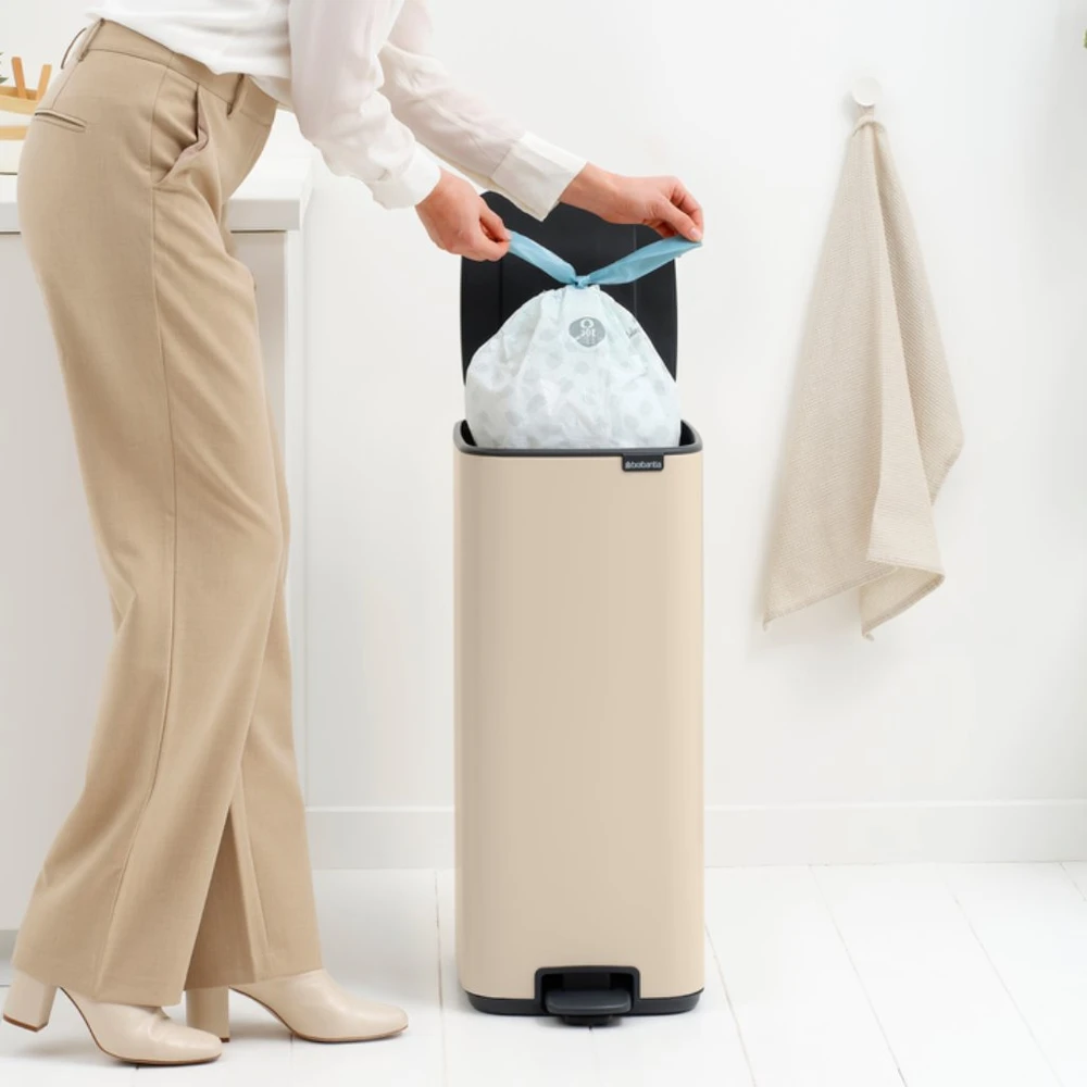 Brabantia Bo šiukšliadėžė su pedalu, 30 l – švelni smėlio spalvos