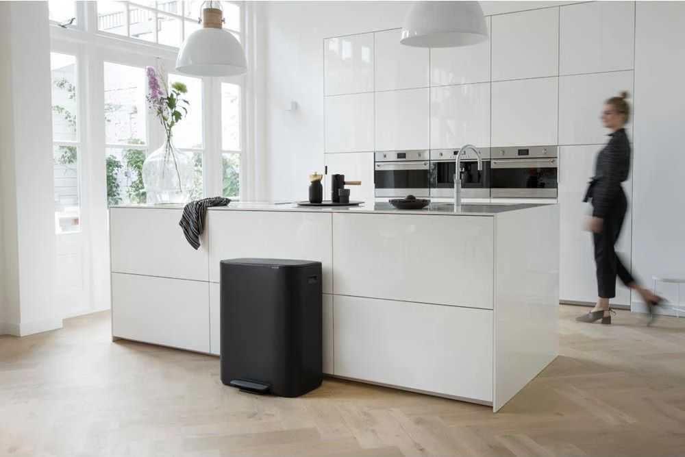 Šiukšlių dėžė Brabantia Bo su pedalu, 2 x 30 l, Juoda