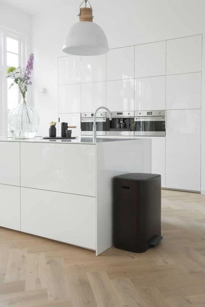 Šiukšlių dėžė Brabantia Bo su pedalu, 2 x 30 l, Juoda