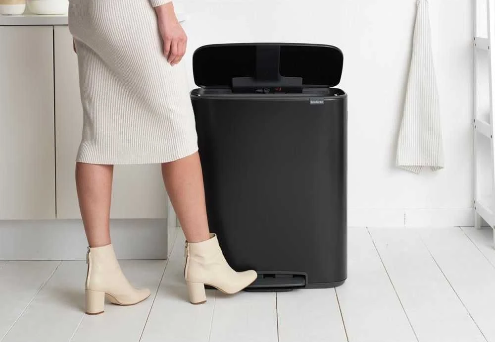 Šiukšlių dėžė Brabantia Bo su pedalu, 2 x 30 l, Juoda