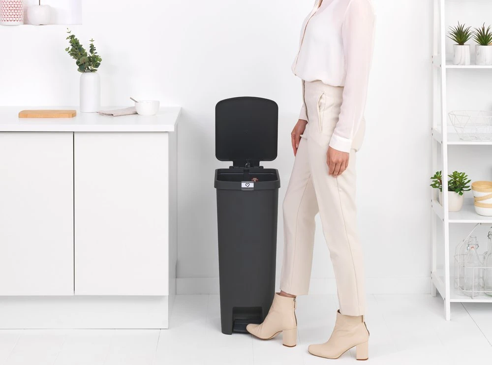 Brabantia atkritumu tvertne StepUp Bin, 40l, dark pilkas