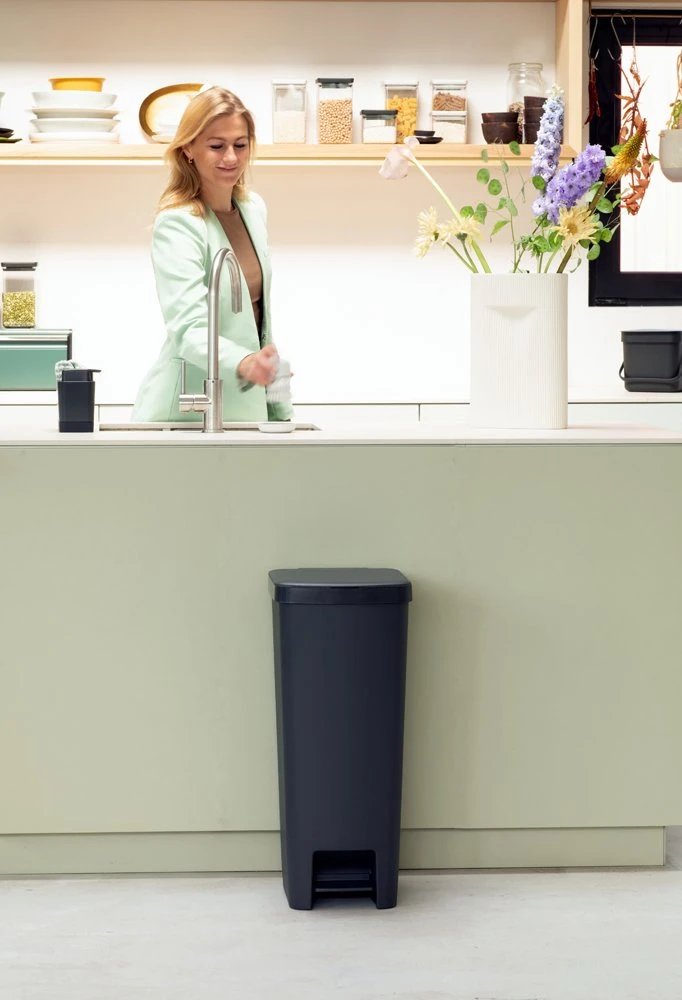Brabantia atkritumu tvertne StepUp Bin, 40l, dark pilkas
