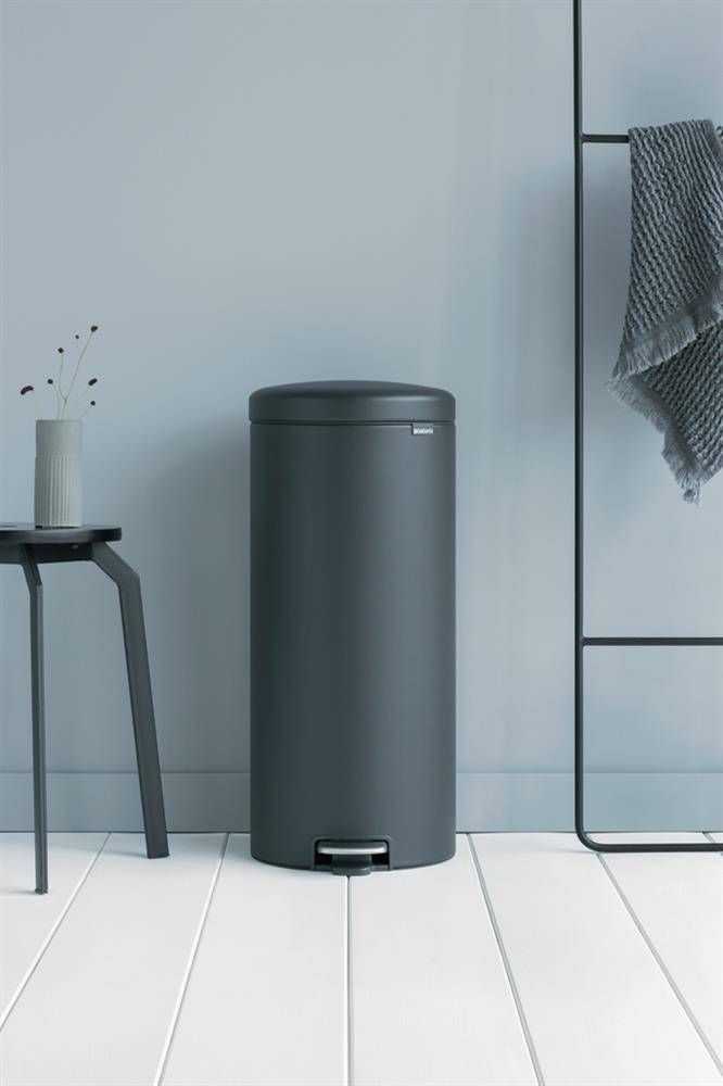 Brabantia „Newicon“ 30 litrų mineralinis begalinės pilkos spalvos bakas