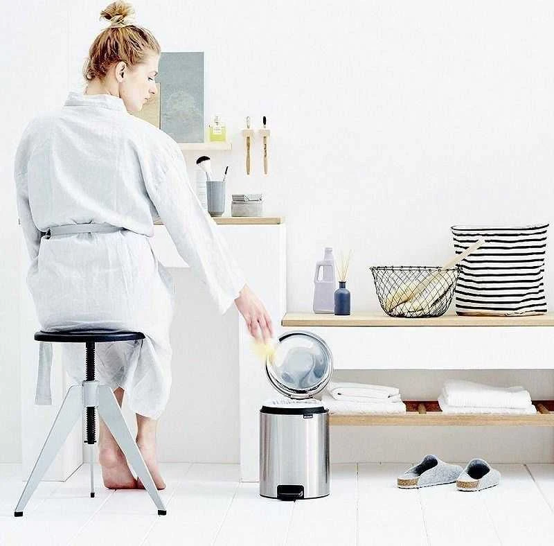 Matinio metalo šiukšlių dėžė su pamina pakeliamu dangčiu Brabantia NEWICON, 5 l