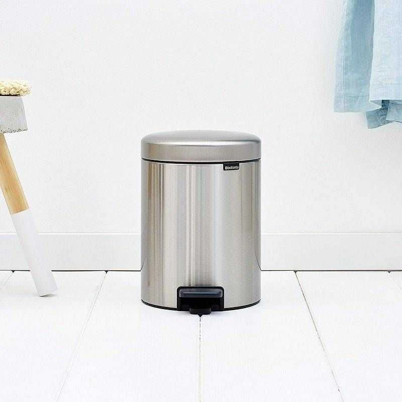 Matinio metalo šiukšlių dėžė su pamina pakeliamu dangčiu Brabantia NEWICON, 5 l