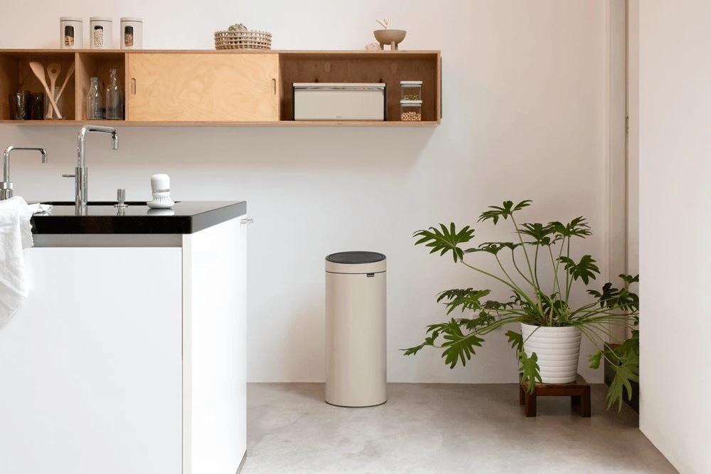Šiukšliadėžė Brabantia Touch Bin New smėlio spalva
