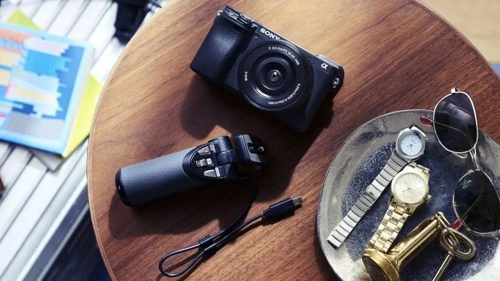 Sony α 6400 + SEL18135 MILC 24,2 MP CMOS 6000 x 4000 pikseliai Juoda