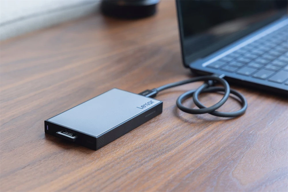 „Skaitytuvas Lexar Lexar Professional Workflow“ USB4 skaitytuvas, palaiko „CFexpress 4.0 Type B“