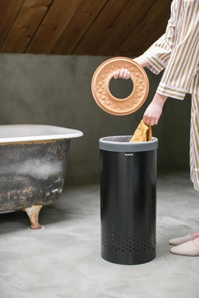 Brabantia Skalbinių dėžė 35l. juoda matinė/ kamštinis dangtis