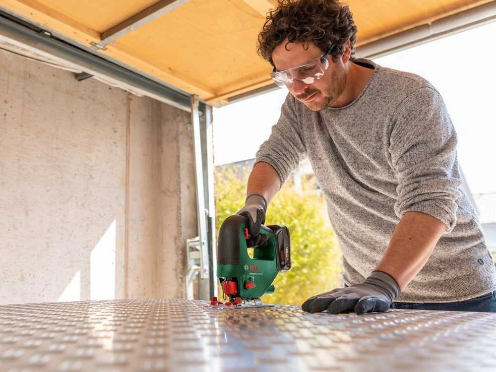 Bosch UniversalSaw 18 be akumuliatoriaus ir kroviklio Akum.siaurapjūklis