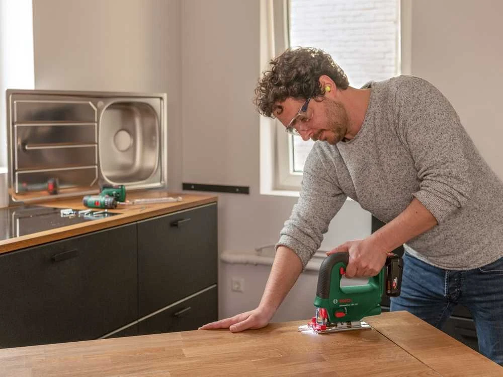 Bosch UniversalSaw 18 be akumuliatoriaus ir kroviklio Akum.siaurapjūklis
