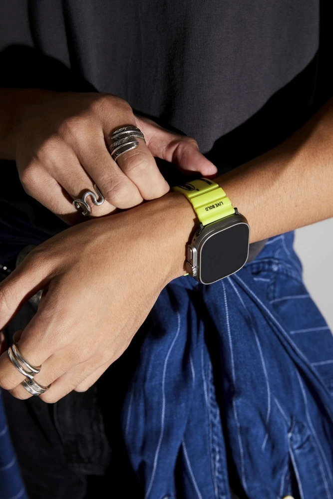 „Skinarma Band Shokku Apple Watch 49/45/44mm“ elektrinė geltona