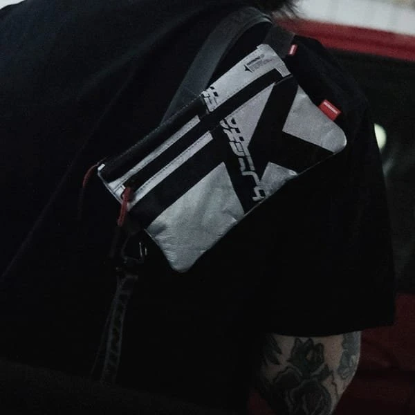 Dėklas Skinarma Torebka na telefon Comet sidabrinė/sidabrinis