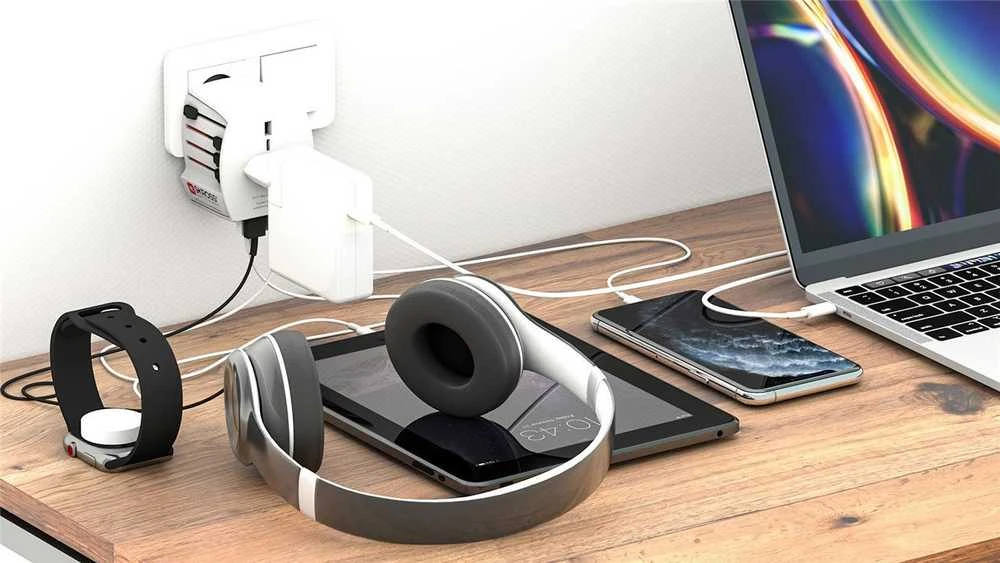 Skrotss MUV USB adapteris su prijungtais įrenginiais