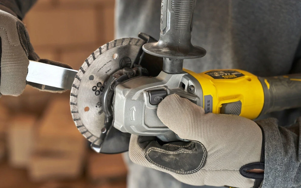STANLEY FatMax SFMCG710B Kampinis šlifuoklis