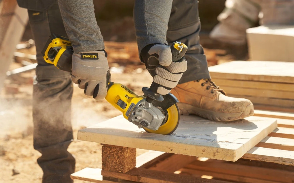 STANLEY FatMax SFMCG710B Kampinis šlifuoklis