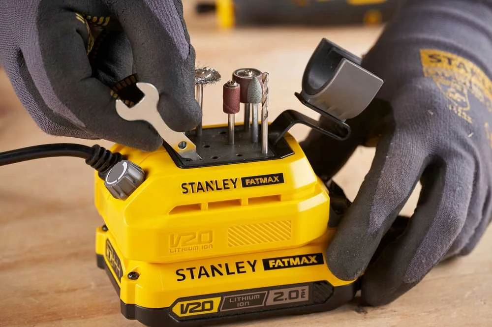 Tiesinis šlifuoklis Stanley SFMCE030B-XJ; 18 V (be akumuliatoriaus ir pakrovėjo)