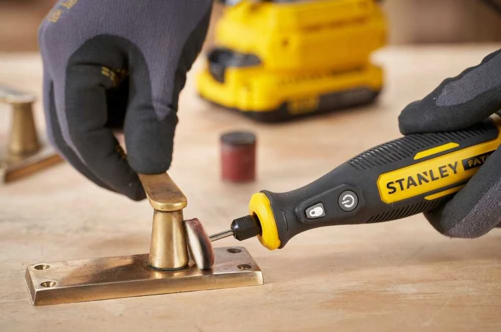 Tiesinis šlifuoklis Stanley SFMCE030B-XJ; 18 V (be akumuliatoriaus ir pakrovėjo)