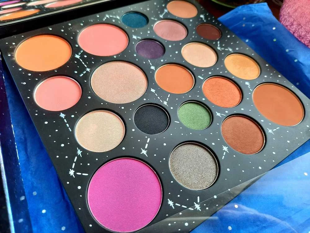 „Smashbox Cosmic Celebration“ gaivios spalvos ir blizgesio veido paletė 7,5 g