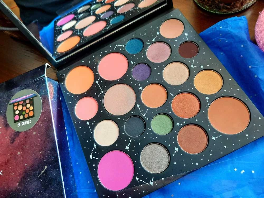 „Smashbox Cosmic Celebration“ gaivios spalvos ir blizgesio veido paletė 7,5 g