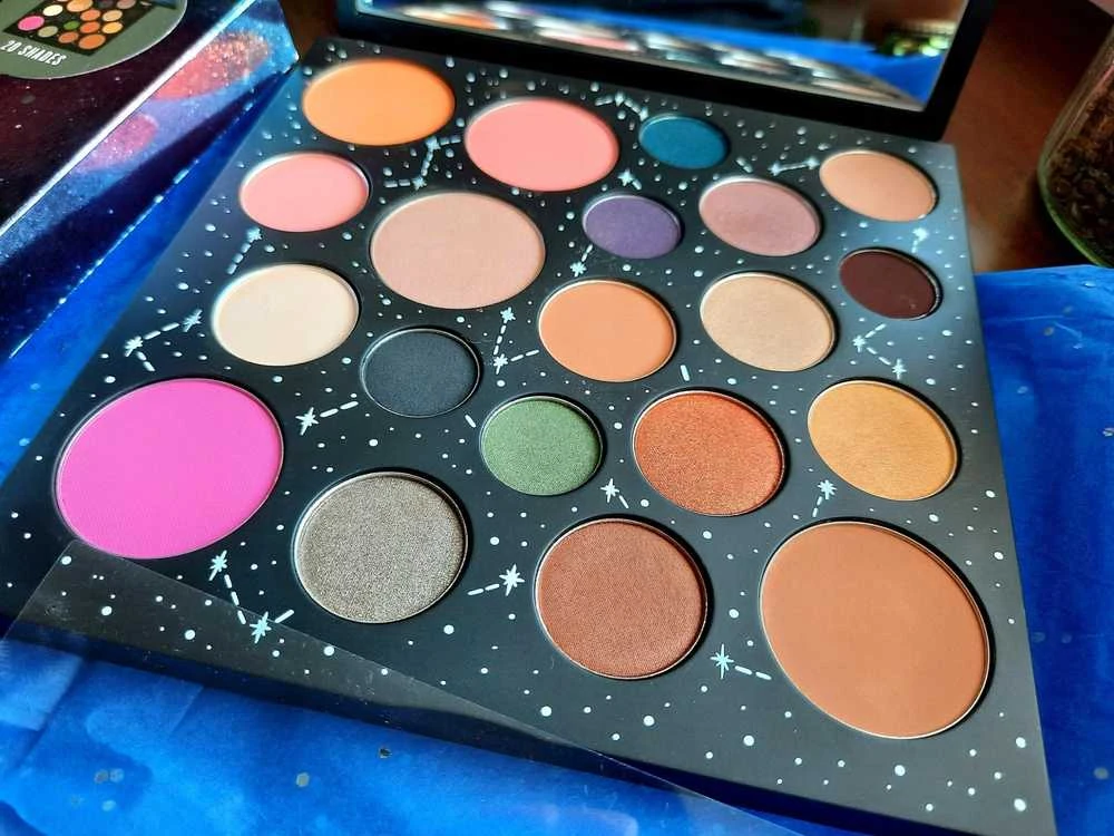 „Smashbox Cosmic Celebration“ gaivios spalvos ir blizgesio veido paletė 7,5 g