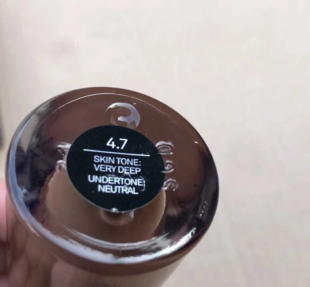 „Smashbox Studio Skin High Cover“ skystas makiažo pagrindas, 4.7 labai gilus neutralus, 30 ml