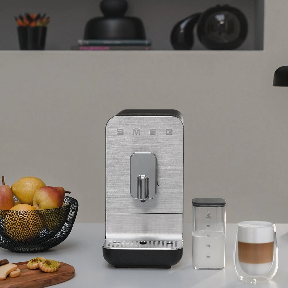 Automatinis kavos aparatas Smeg BCC13BLMEU